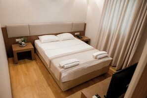 Een minibar, een kluis op de kamer, een bureau, gratis extra bedden