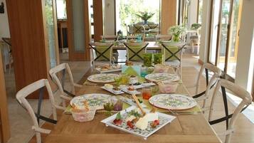 Free daily buffet breakfast