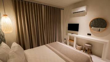 Standaard kamer | Een minibar, een kluis op de kamer, een bureau, gratis extra bedden