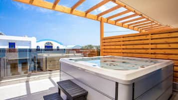 Habitación Premium doble, bañera de hidromasaje, vistas parciales al mar | Balcón