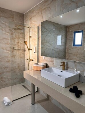 Bañera y ducha independientes, artículos de tocador gratuitos