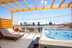 Premium tweepersoonskamer, bubbelbad, gedeeltelijk uitzicht op zee | Een kluis op de kamer, verduisterende gordijnen