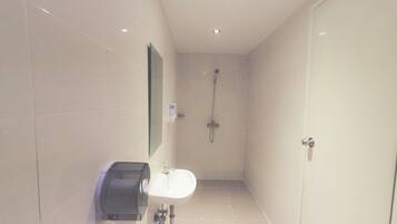 Shower, free toiletries, towels