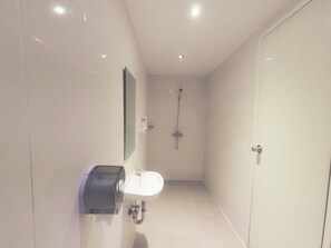 Dusche, kostenlose Toilettenartikel, Handtücher