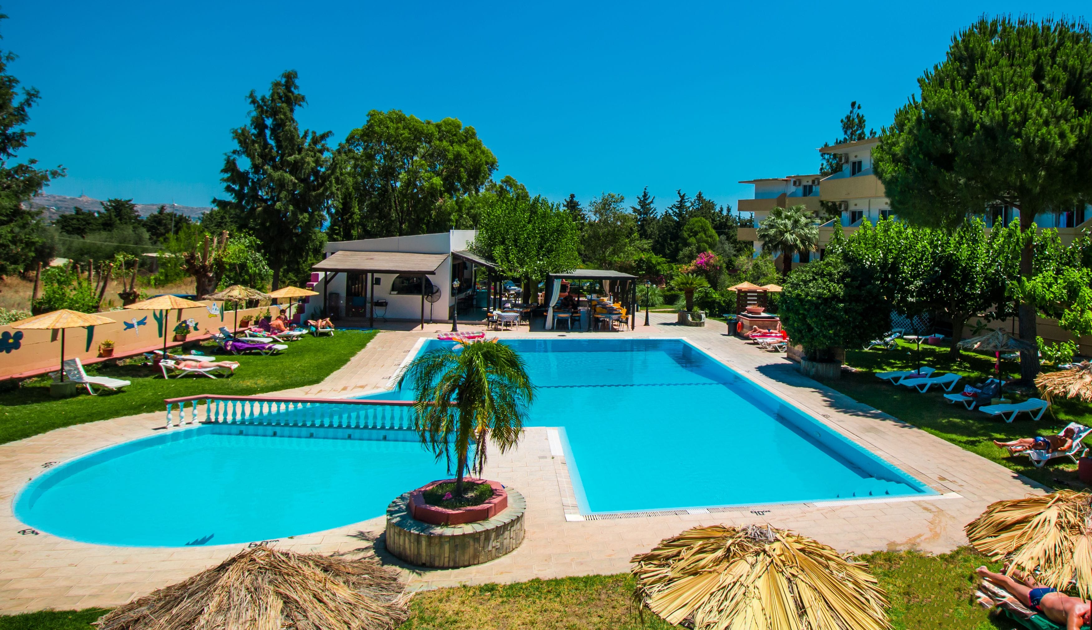 حمّام سباحة خارجي موسمي، مظلات على حمّام السباحة، مقاعد للتشمس