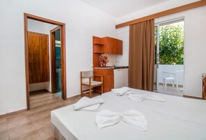Standard Studio, 2 Twin Beds | Free cribs/infant beds, free WiFi, bed sheets