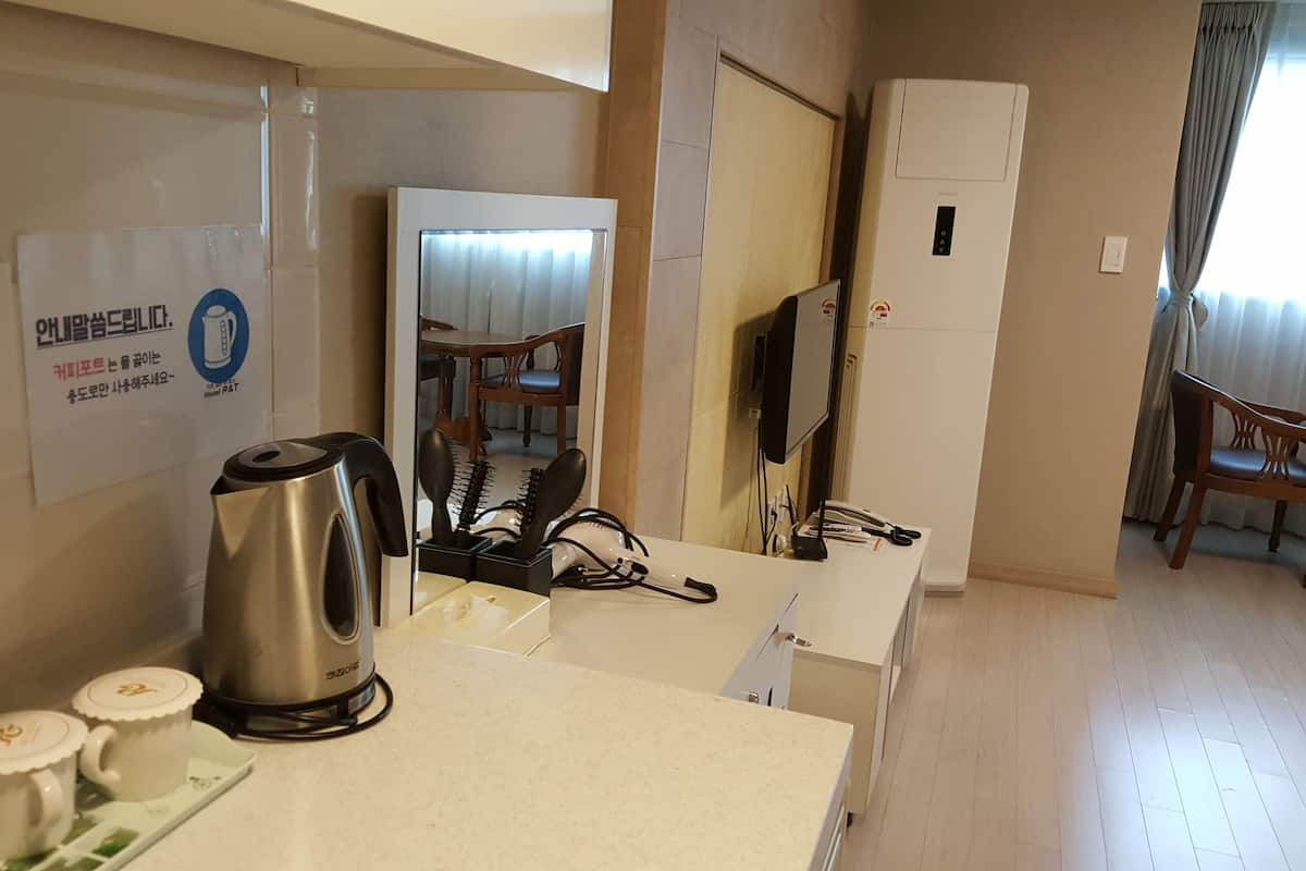 4PC Party Room - 25PY (Netfilx & Disney+ via Computer monitor) | Room amenity