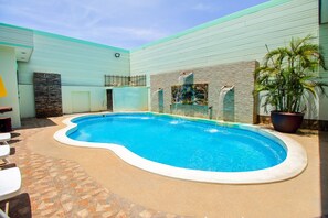 Una piscina al aire libre