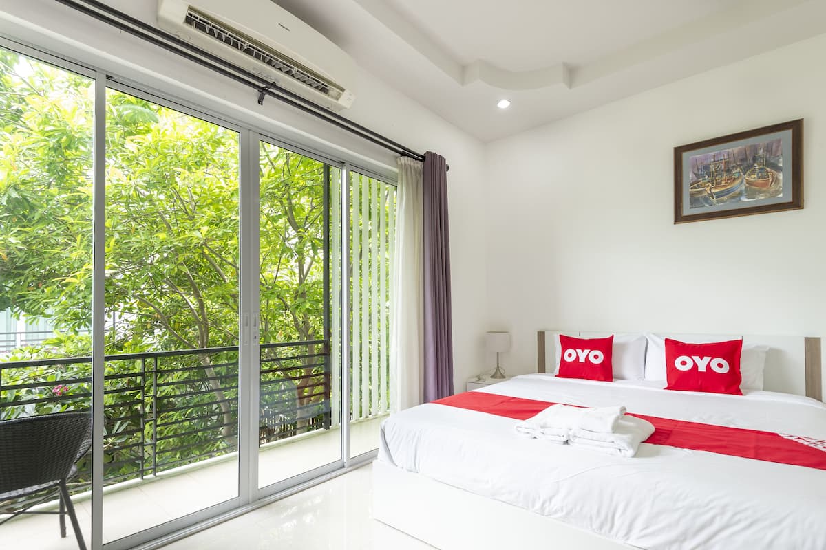 2 bedrooms, desk, blackout curtains, free WiFi
