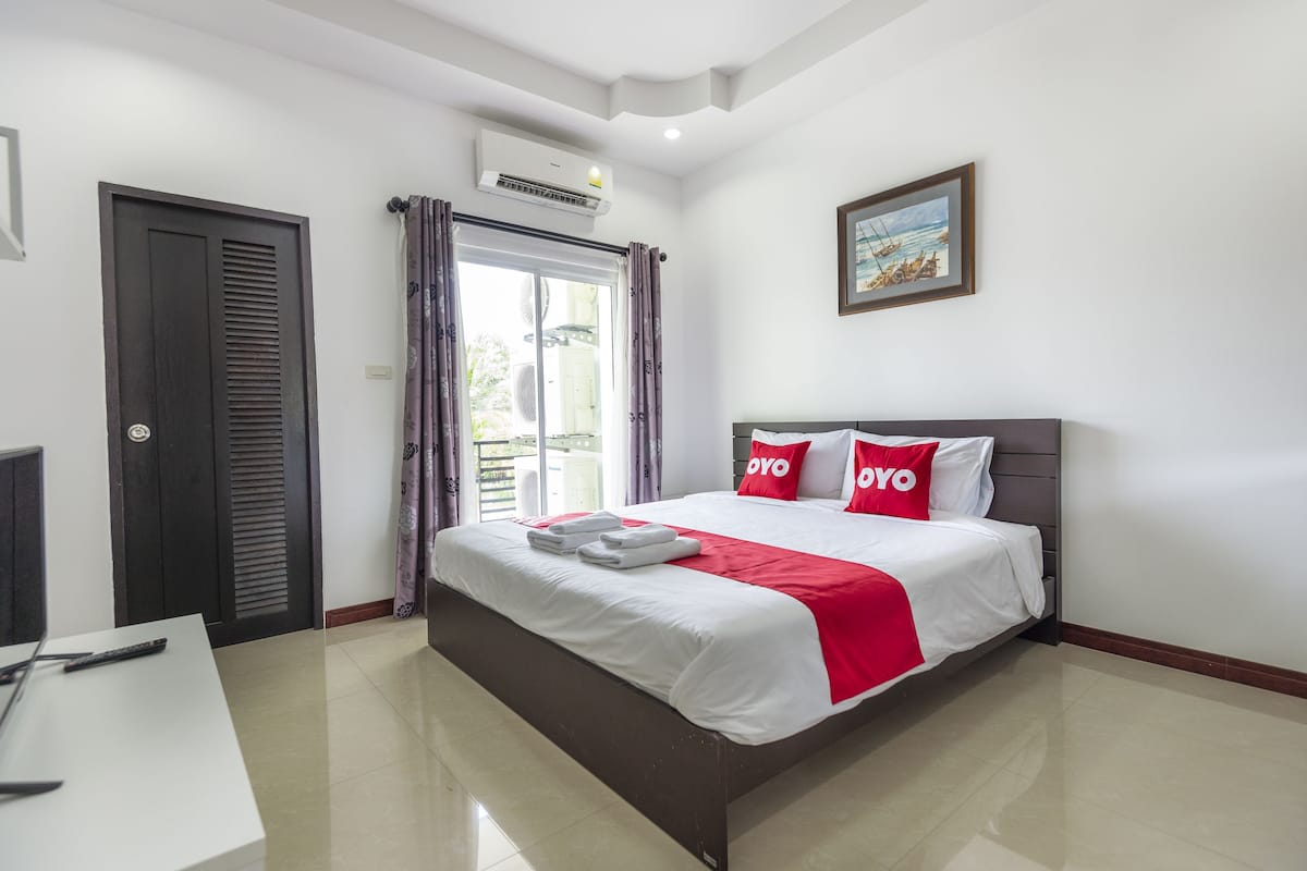 2 bedrooms, desk, blackout curtains, free WiFi