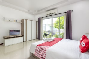 2 bedrooms, desk, blackout drapes, free WiFi