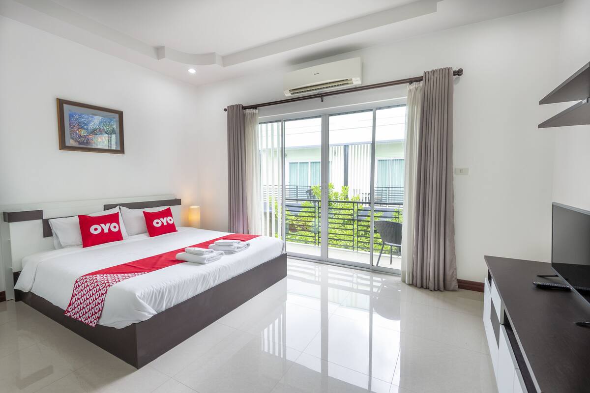 2 bedrooms, desk, blackout curtains, free WiFi