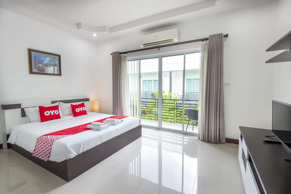 2 bedrooms, desk, blackout curtains, free WiFi
