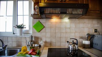 Apartment, 1 Bedroom | Private kitchen | Full-size fridge, stovetop, coffee/tea maker, cookware/dishes/utensils