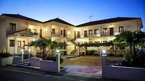 A two-story hotel with a central courtyard, balconies, and a sign reading "Star Daratossos". - Star Daratsos (Chania)