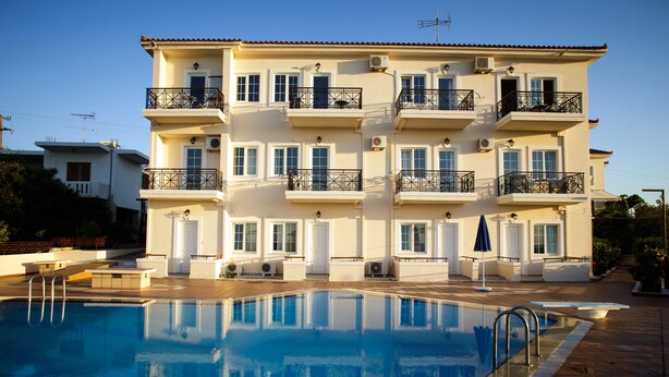 A multi-story building with a swimming pool in front. - Star Daratsos (Chania)