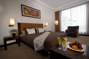 Ropa de cama de alta calidad y caja de seguridad en la habitación