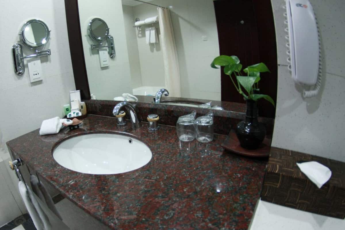 executive room | premium bedding, in-room safe, desk, free cots/infant beds