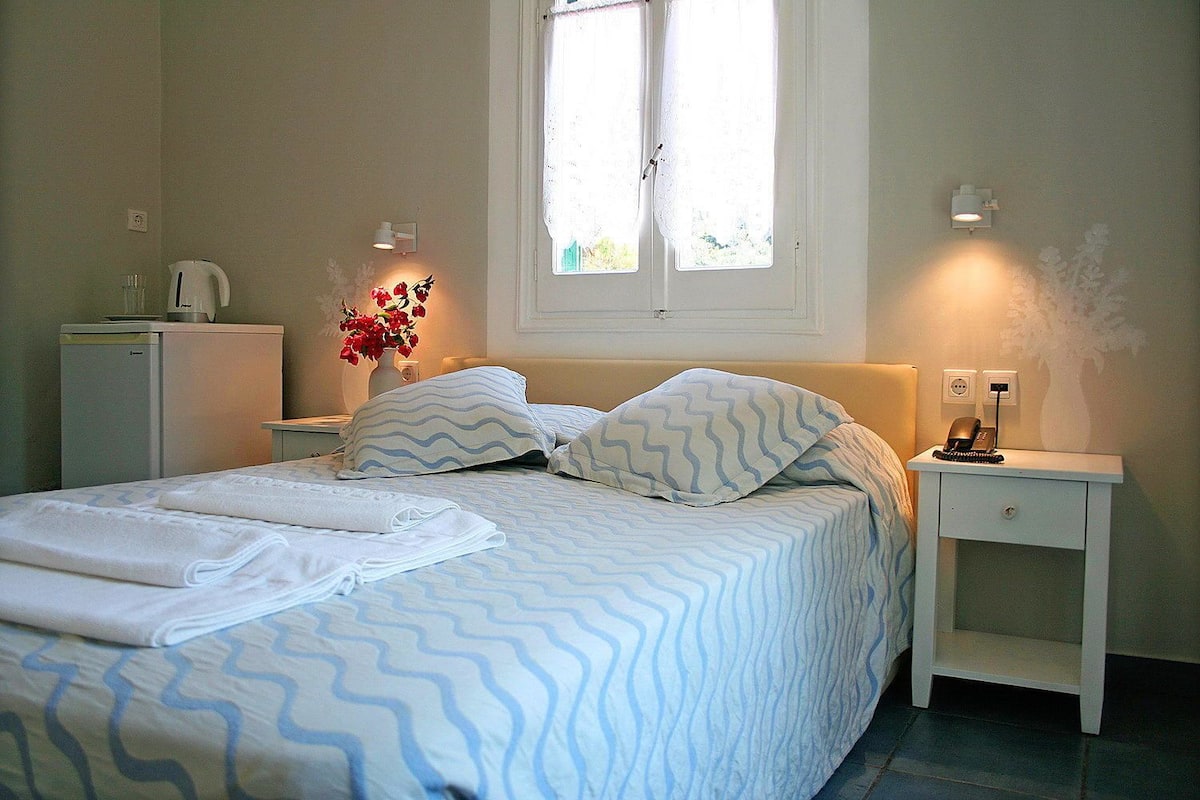 Double or Twin Room, 1 Double or 2 Single Beds, Partial Sea View, Beachside