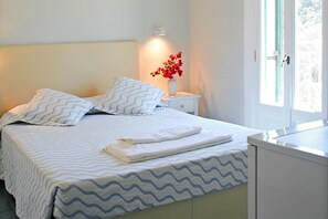 Minibar, in-room safe, free WiFi, bed sheets