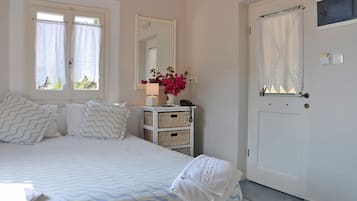 Minibar, caja de seguridad en la habitación, wifi gratis y ropa de cama