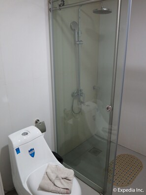 Habitación estándar | Baño | Regadera, amenidades de baño gratuitas, toallas 
