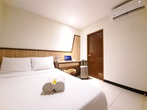 Standard Double Room | Premium bedding, desk, laptop workspace, free WiFi - Hotel Pantes Kota Lama (Semarang)