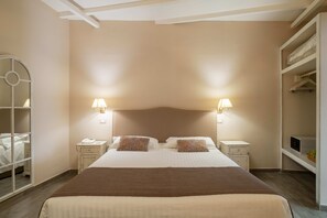 Deluxe Double Room | Premium bedding, free minibar items, in-room safe - Cas'E Charming House (Caserta)