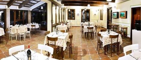 Se sirven almuerzos y cenas, cocina regional