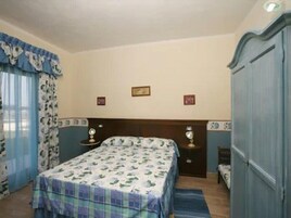 Frigobar, camas extras/dobráveis (sobretaxa)