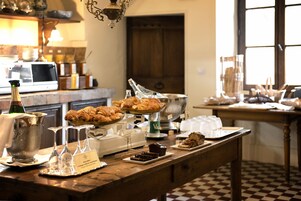 Se ofrece un desayuno bufé (29.50 EUR por persona)