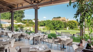Déjeuner et dßner servis sur place, vue sur la piscine