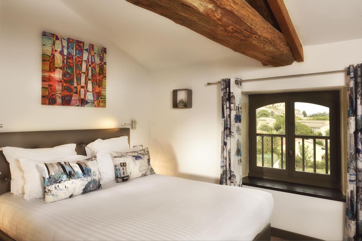 Klassieke tweepersoonskamer, uitzicht op tuin | Luxe beddengoed, een kluis op de kamer, individueel gedecoreerd
