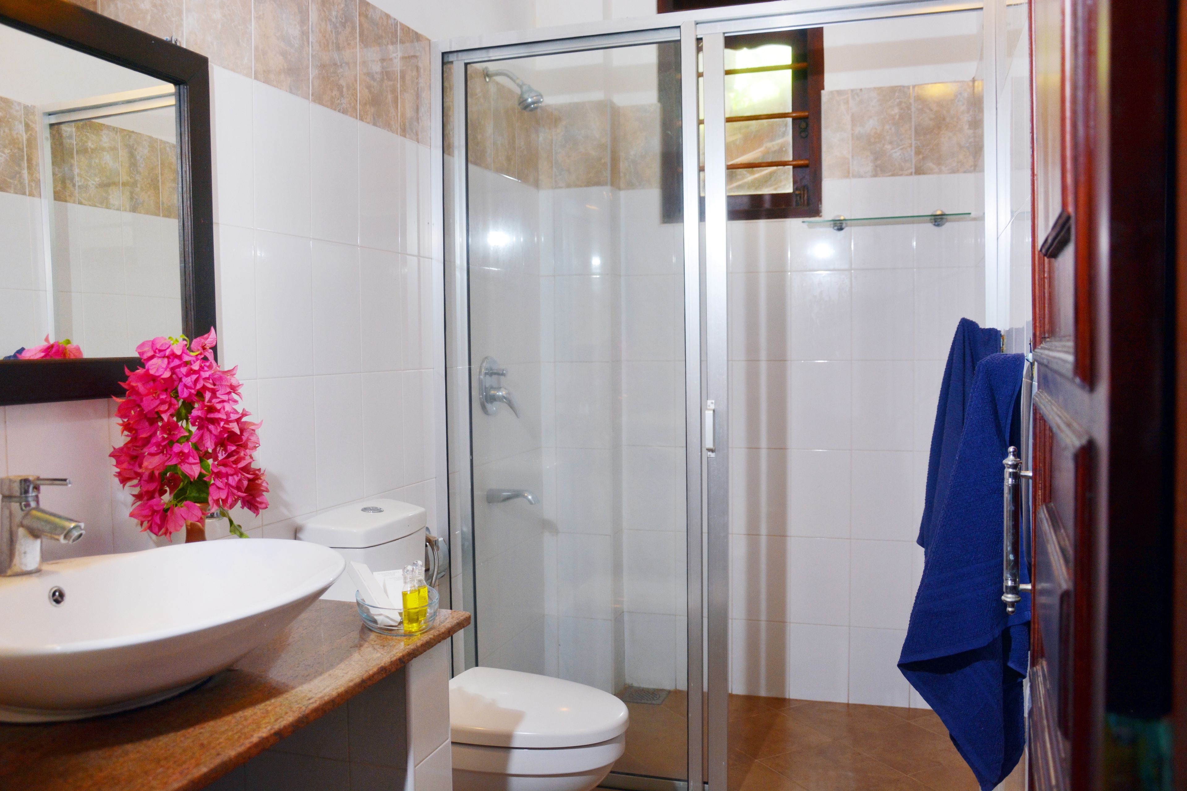 Deluxe Room, Balcony, Ocean View | Bathroom | Shower, rainfall showerhead, free toiletries, hair dryer