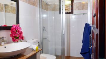 Deluxe Room, Balcony, Ocean View | Bathroom | Shower, rainfall showerhead, free toiletries, hair dryer