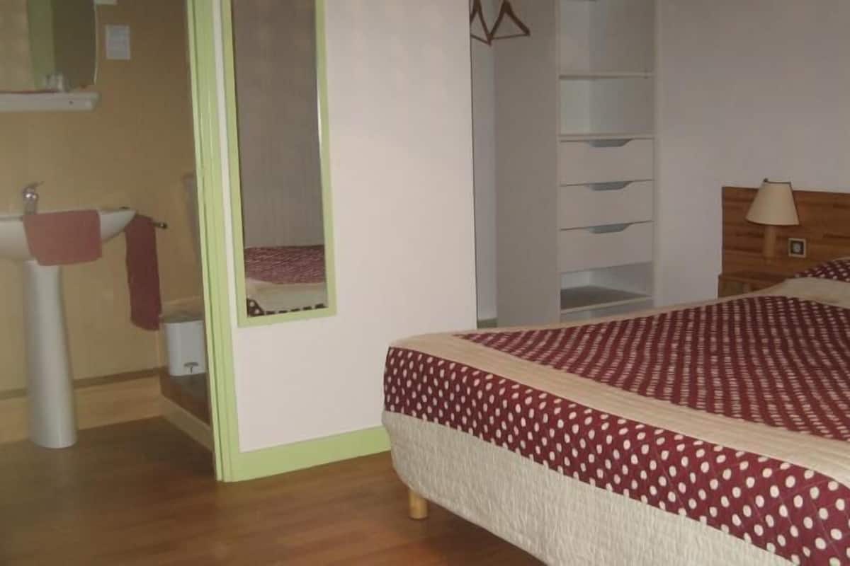1 kamar tidur, meja kerja, dan setrika/meja setrika