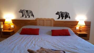 Double Room | 1 bedroom, desk, iron/ironing board, free cribs/infant beds