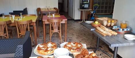 Continental breakfast on weekdays (EUR 8.00 per person)
