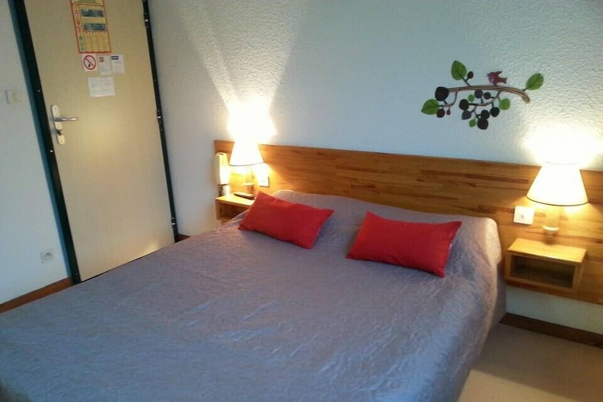 1 kamar tidur, meja kerja, dan setrika/meja setrika