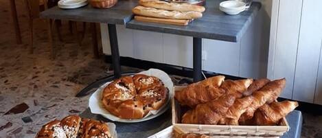 Petit déjeuner continental servi en semaine (8.00 EUR par personne)