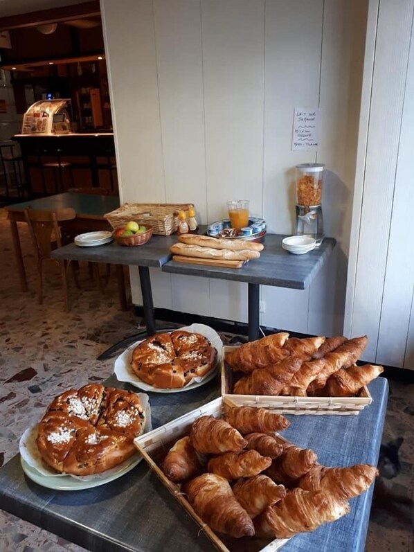 Desayuno continental entre semana (EUR 8.00 por persona) 