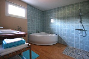 Kostenlose Toilettenartikel, Haartrockner, Handtücher