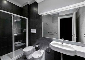 Haartrockner, Bidet, Handtücher