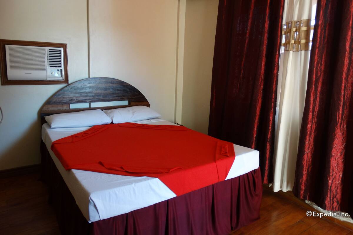 Family Room | Desk, rollaway beds, free WiFi
