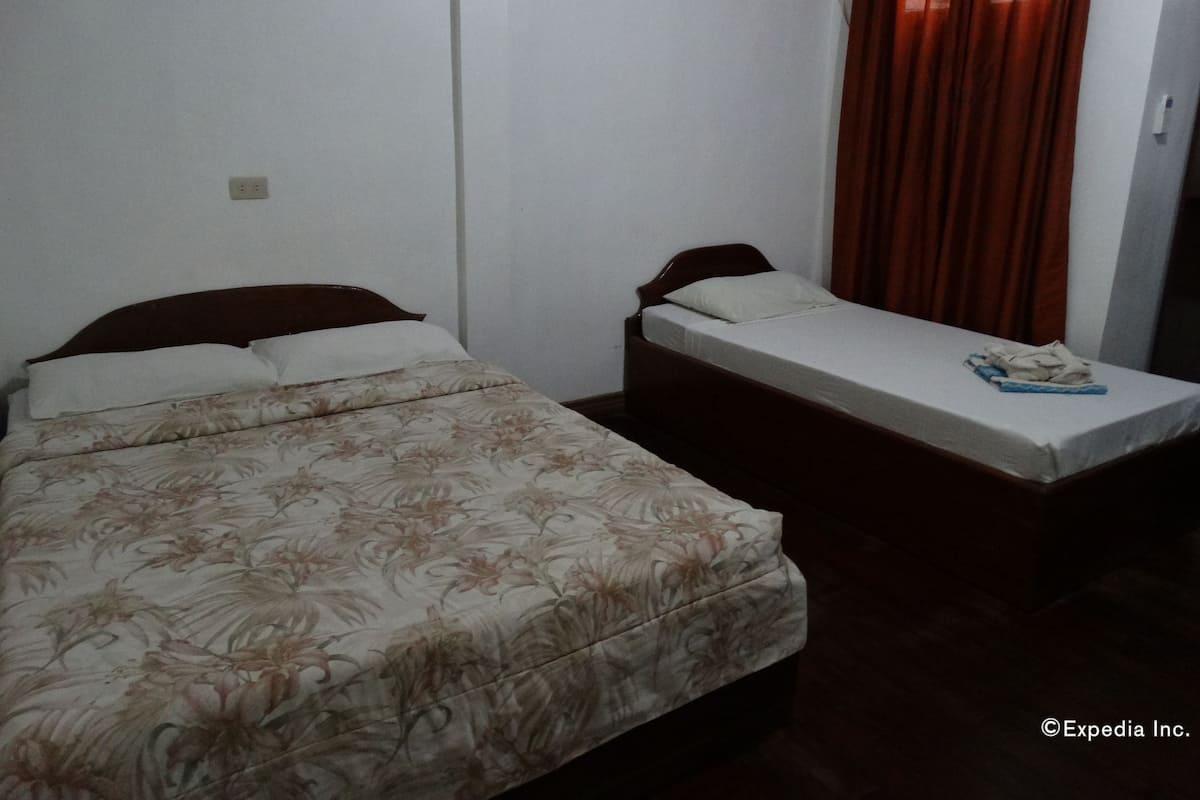 Standard Room | Desk, rollaway beds, free WiFi