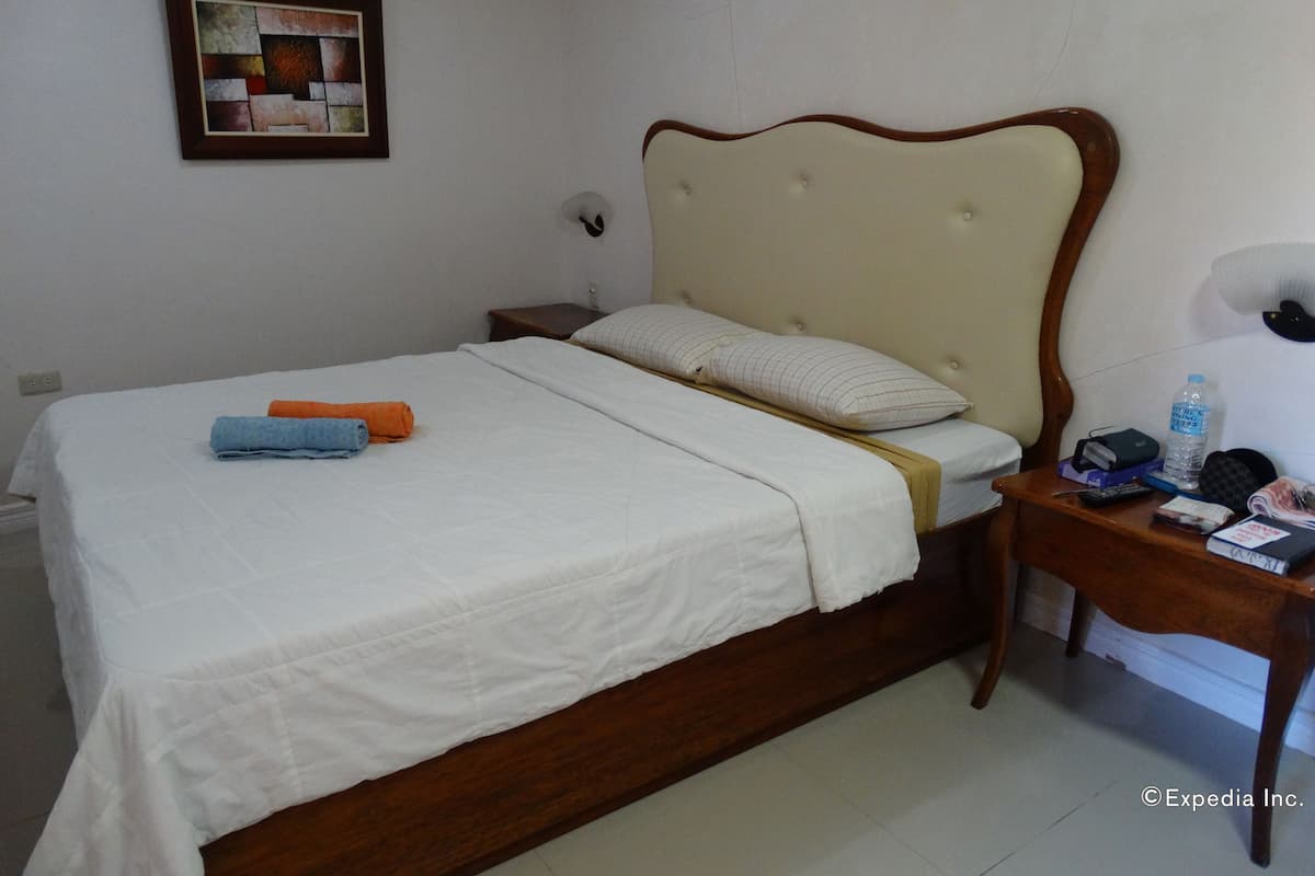 Deluxe Room, Bathtub | Desk, rollaway beds, free WiFi