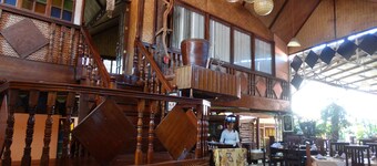 De Loro Inn and Restaurant