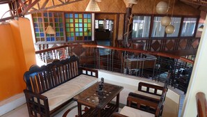 Lobby sitting area - De Loro Inn and Restaurant (Puerto Princesa)