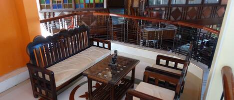 Coin salon dans le hall