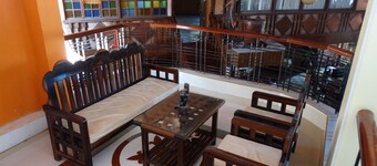 De Loro Inn and Restaurant